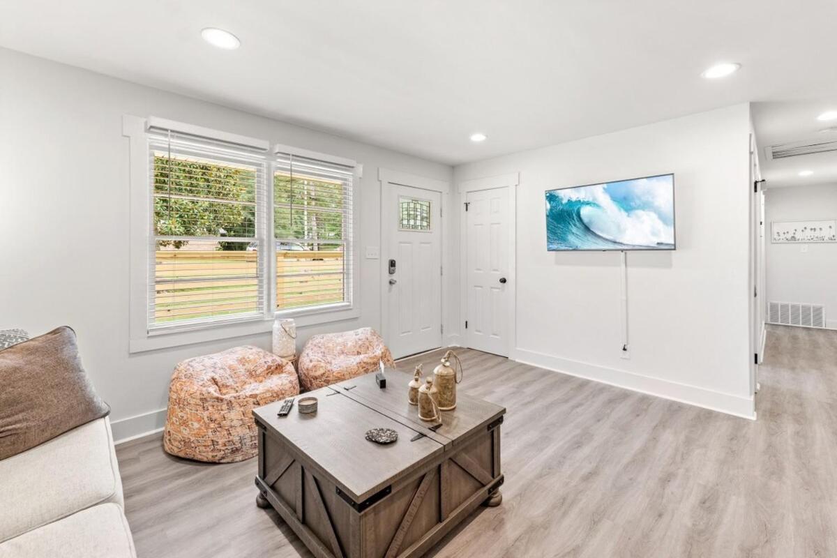 Sanctuary On Sherwood With A Backyard Oasis! Holiday home *