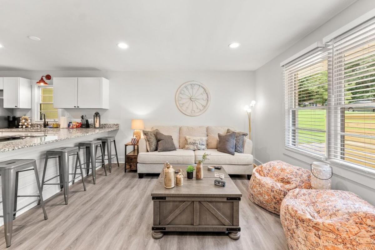 Holiday home Sanctuary On Sherwood With A Backyard Oasis!