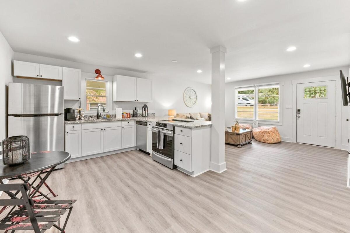 Sanctuary On Sherwood With A Backyard Oasis! Holiday home *