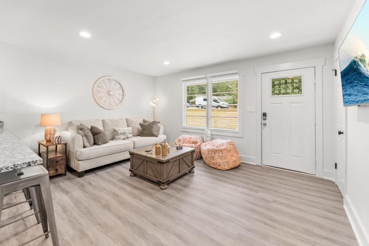 Sanctuary On Sherwood With A Backyard Oasis! Holiday home