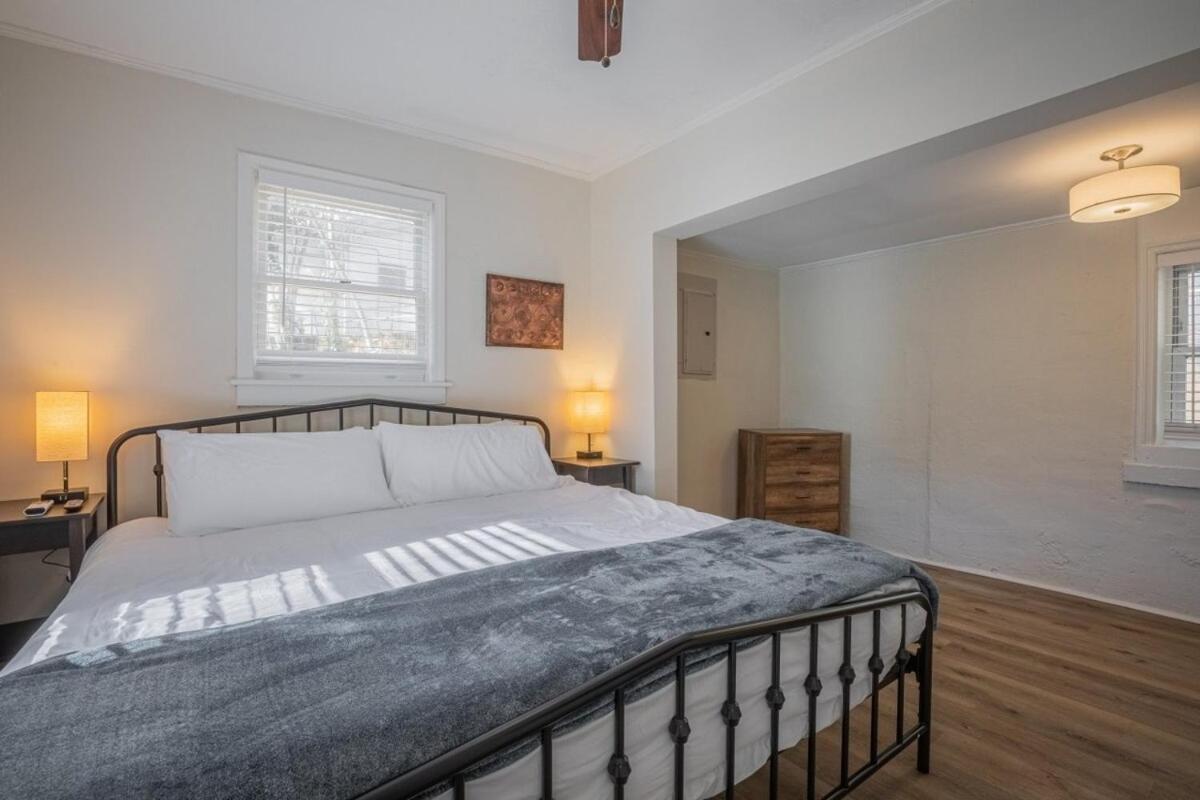 Holiday home Cara's 2 Miles From Sanford Stadium *