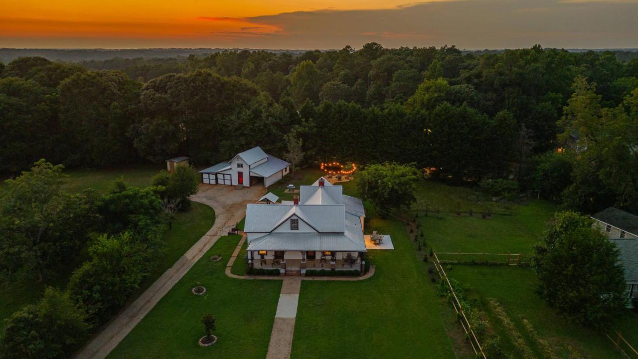 The Bulldog 100 Year Old Holiday home *