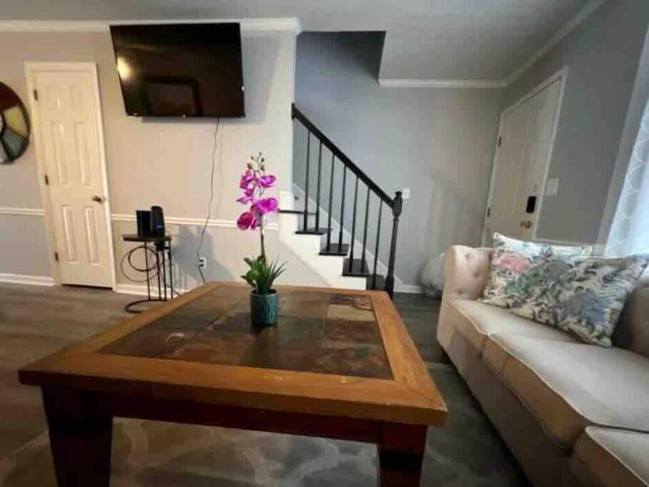 Apartment Recently Renovated Condo! *