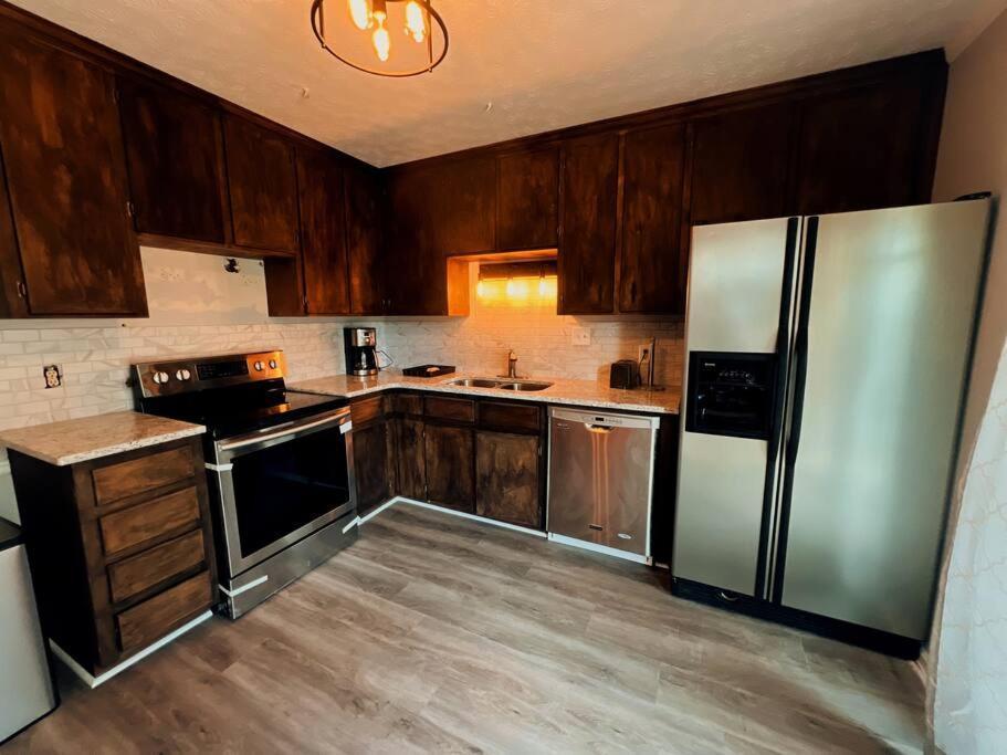Recently Renovated Condo! Apartment *