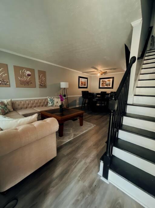 Apartment Recently Renovated Condo! *