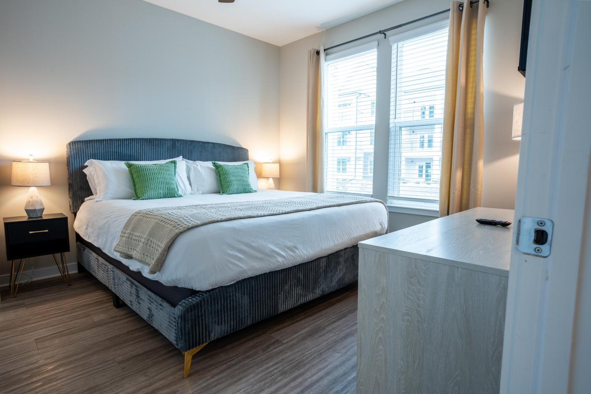 Apartment Luxurious Brand New 3br 2b In Heart Of