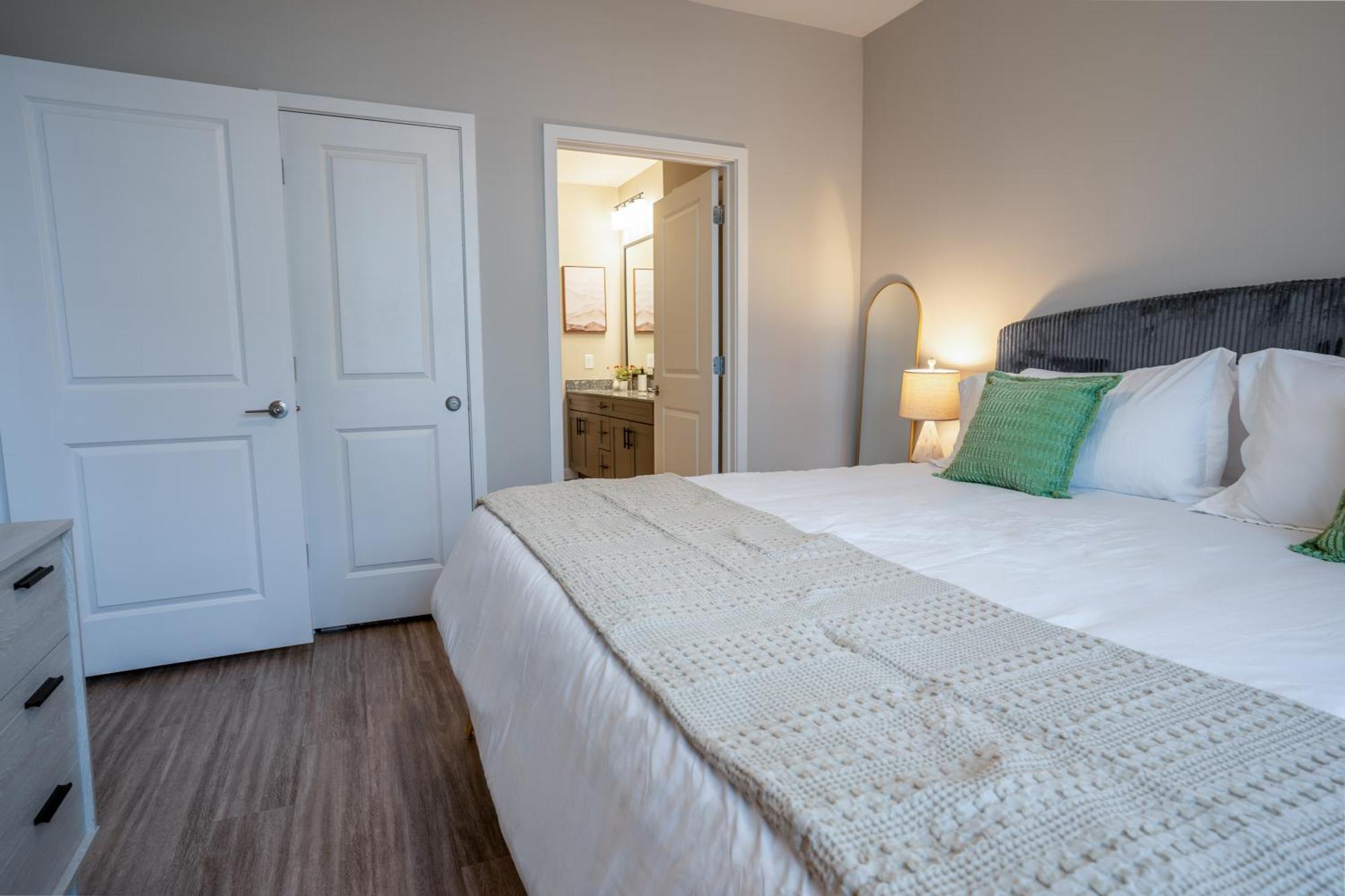 Luxurious Brand New 3br 2b In Heart Of Athens