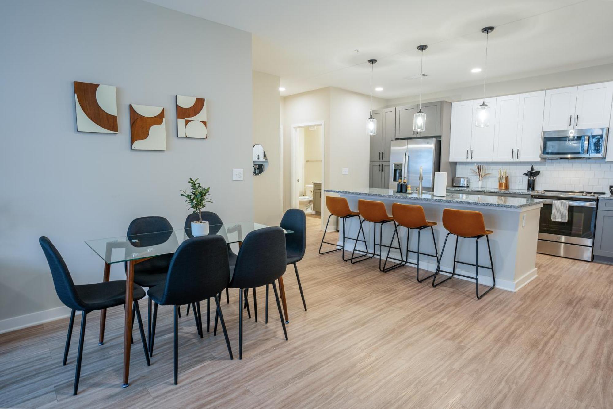 Luxurious Brand New 3br 2b In Heart Of Apartment