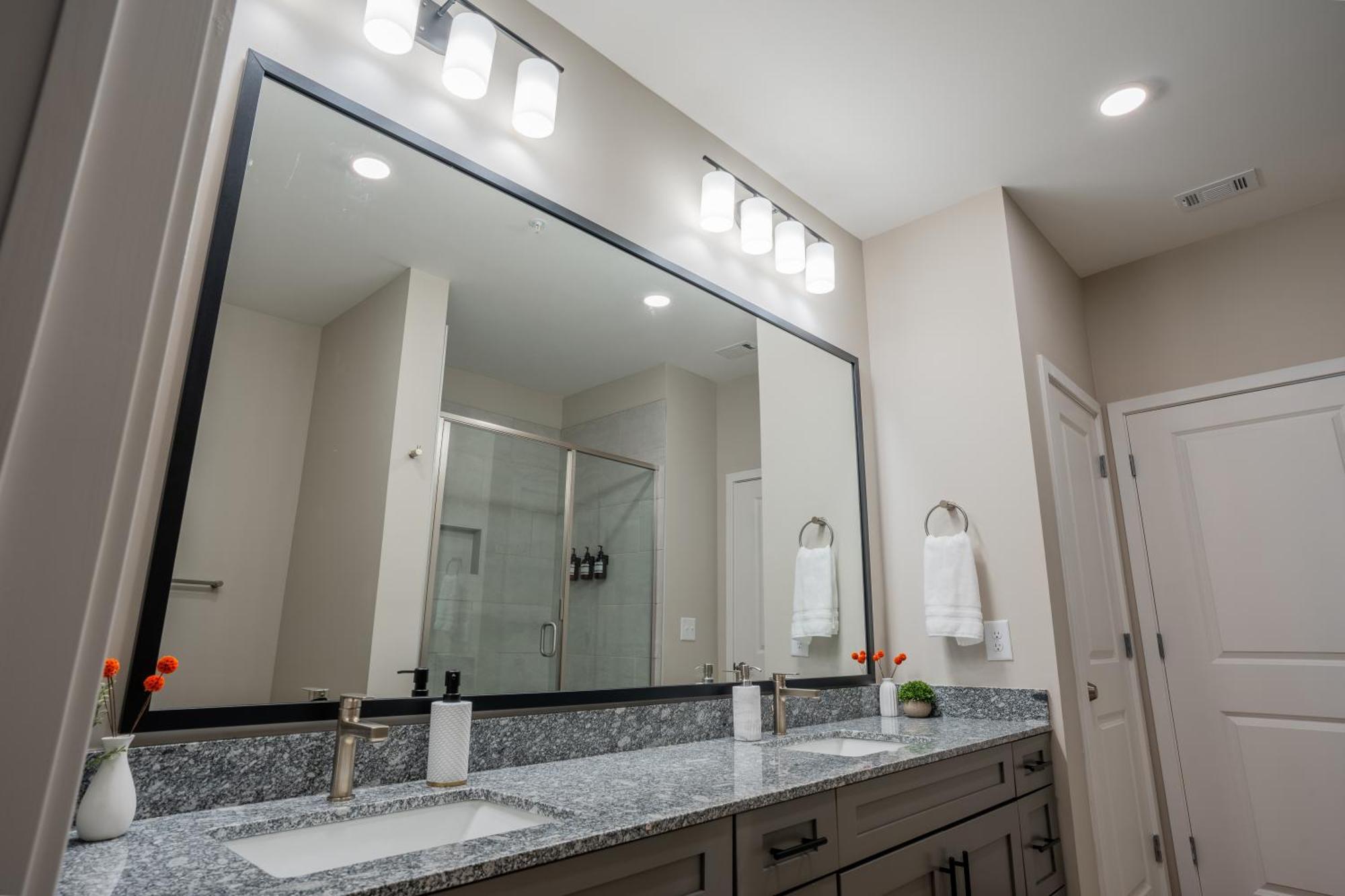 Apartment Luxurious Brand New 3br 2b In Heart Of *