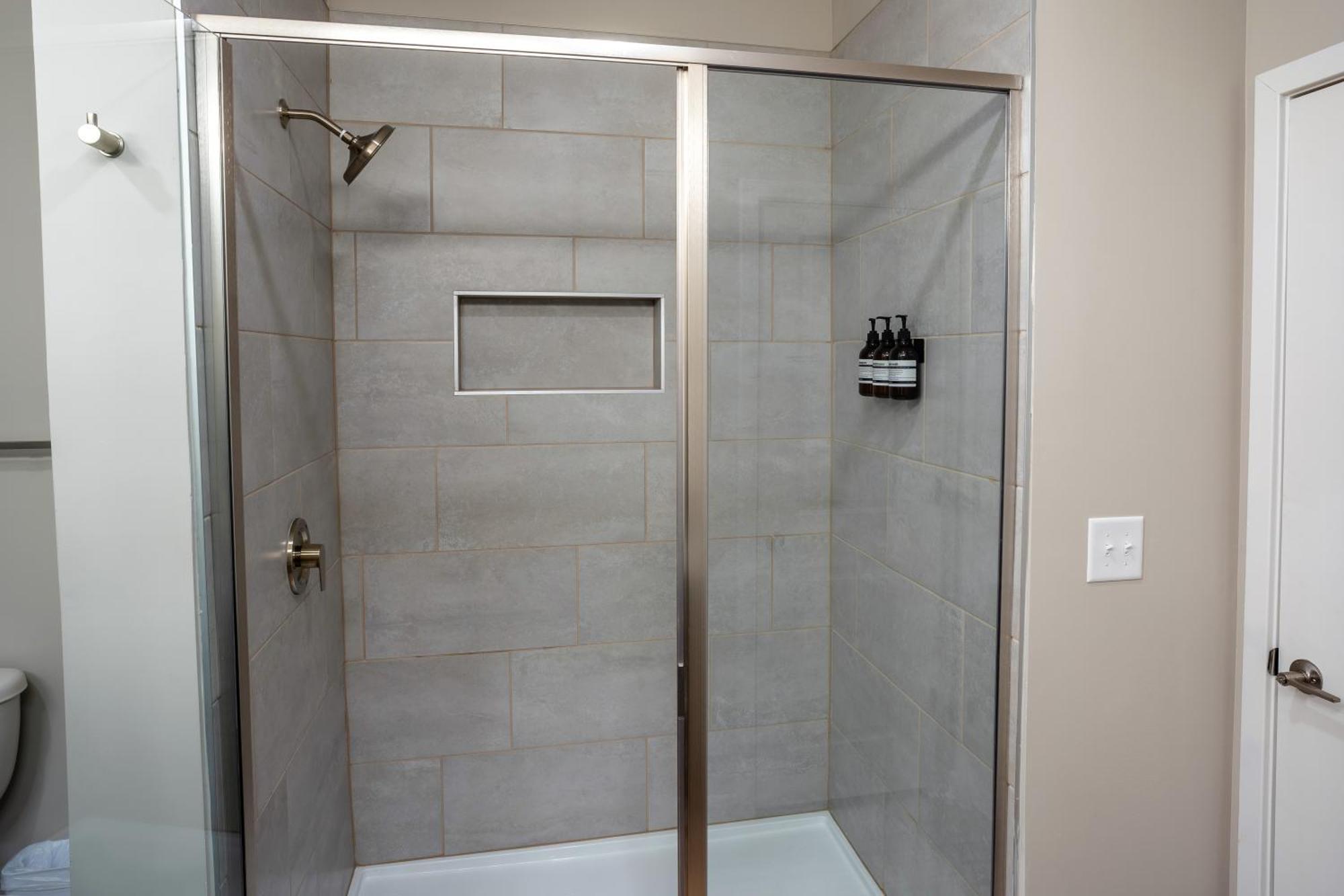 Modern Brand New 3br 2b In Heart Of Apartment *