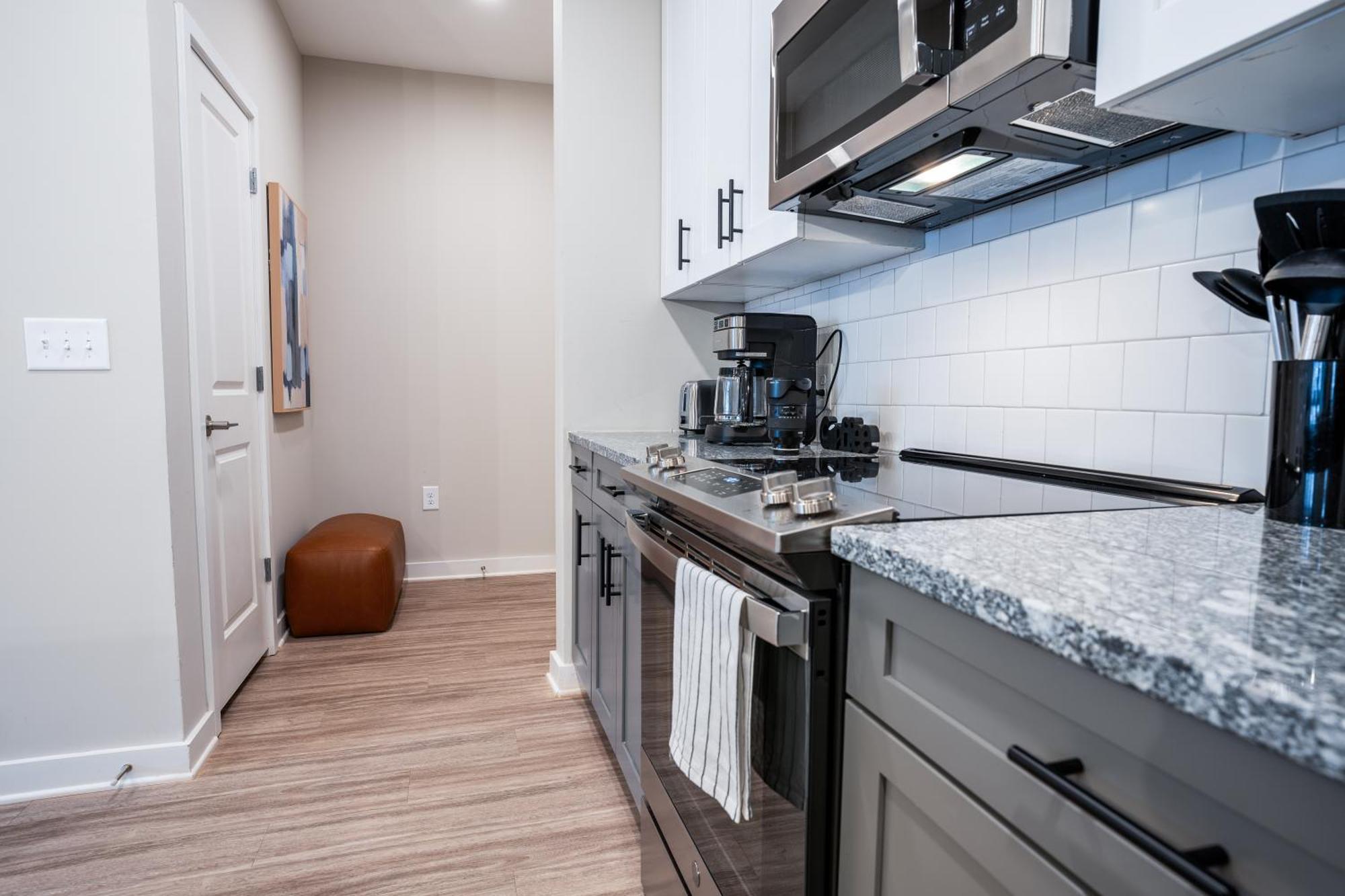 Modern Brand New 3br 2b In Heart Of Apartment *