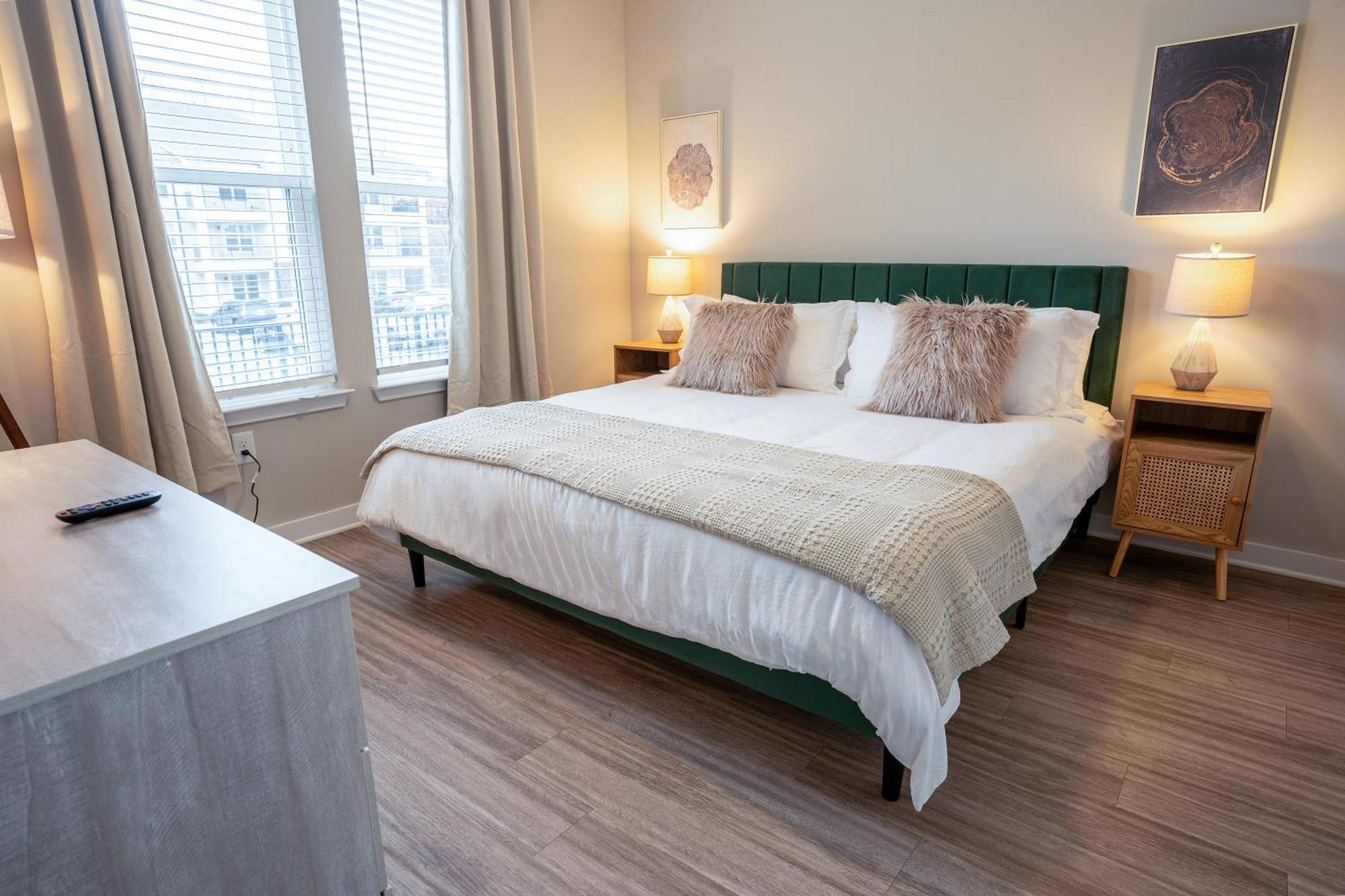 Modern Brand New 3br 2b In Heart Of