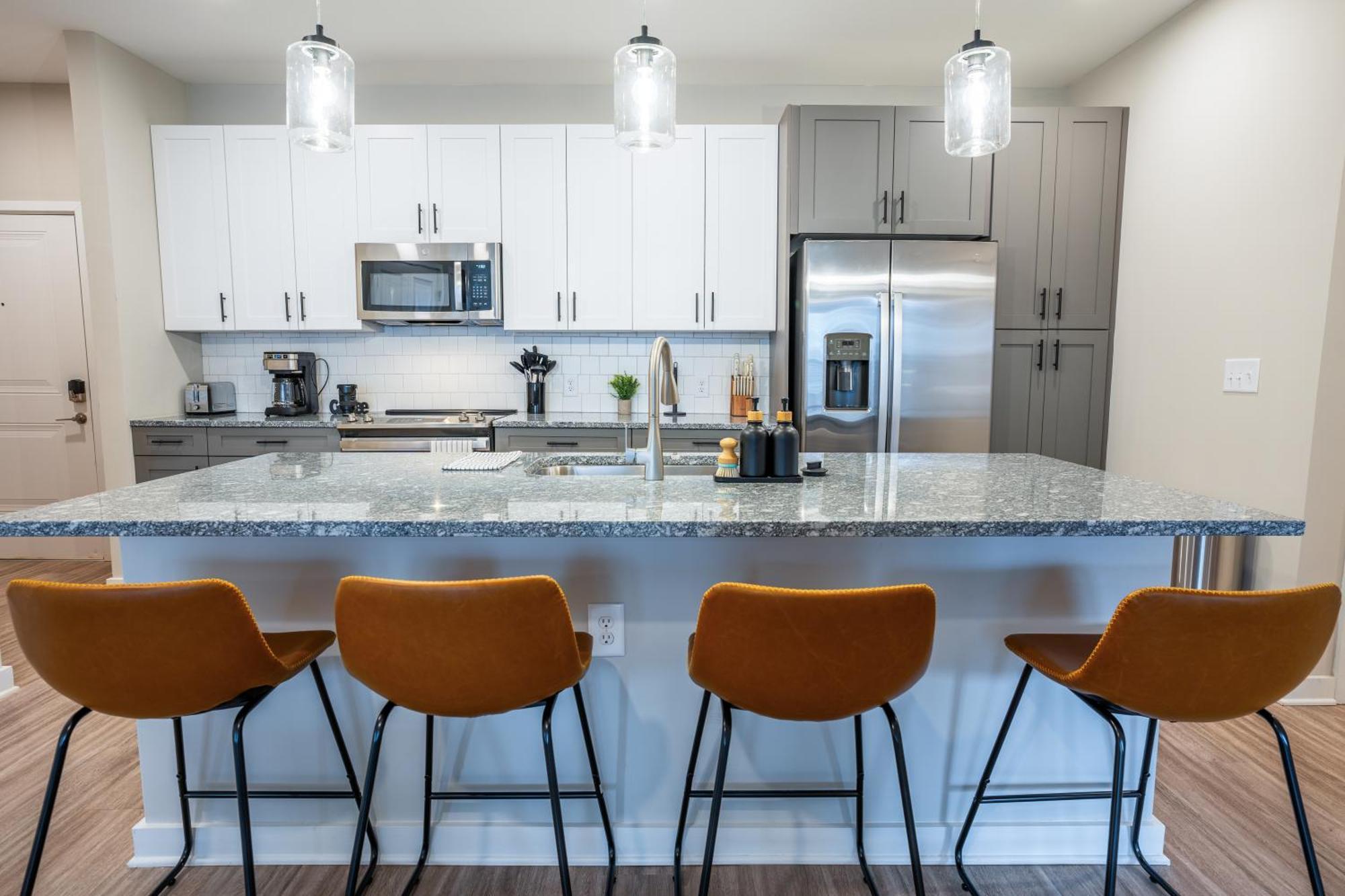Modern Brand New 3br 2b In Heart Of Apartment *