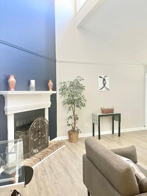 Apartment Memorable And Enjoyable Near The Action In *