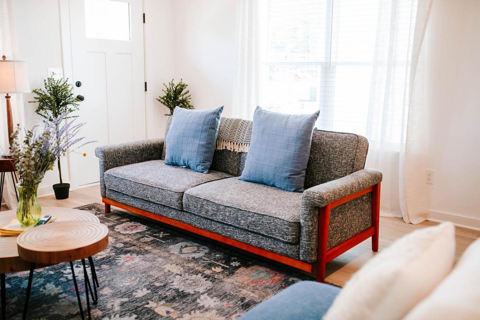 Apartment Artist Retreat - Near Downtown, Stadium, Campus