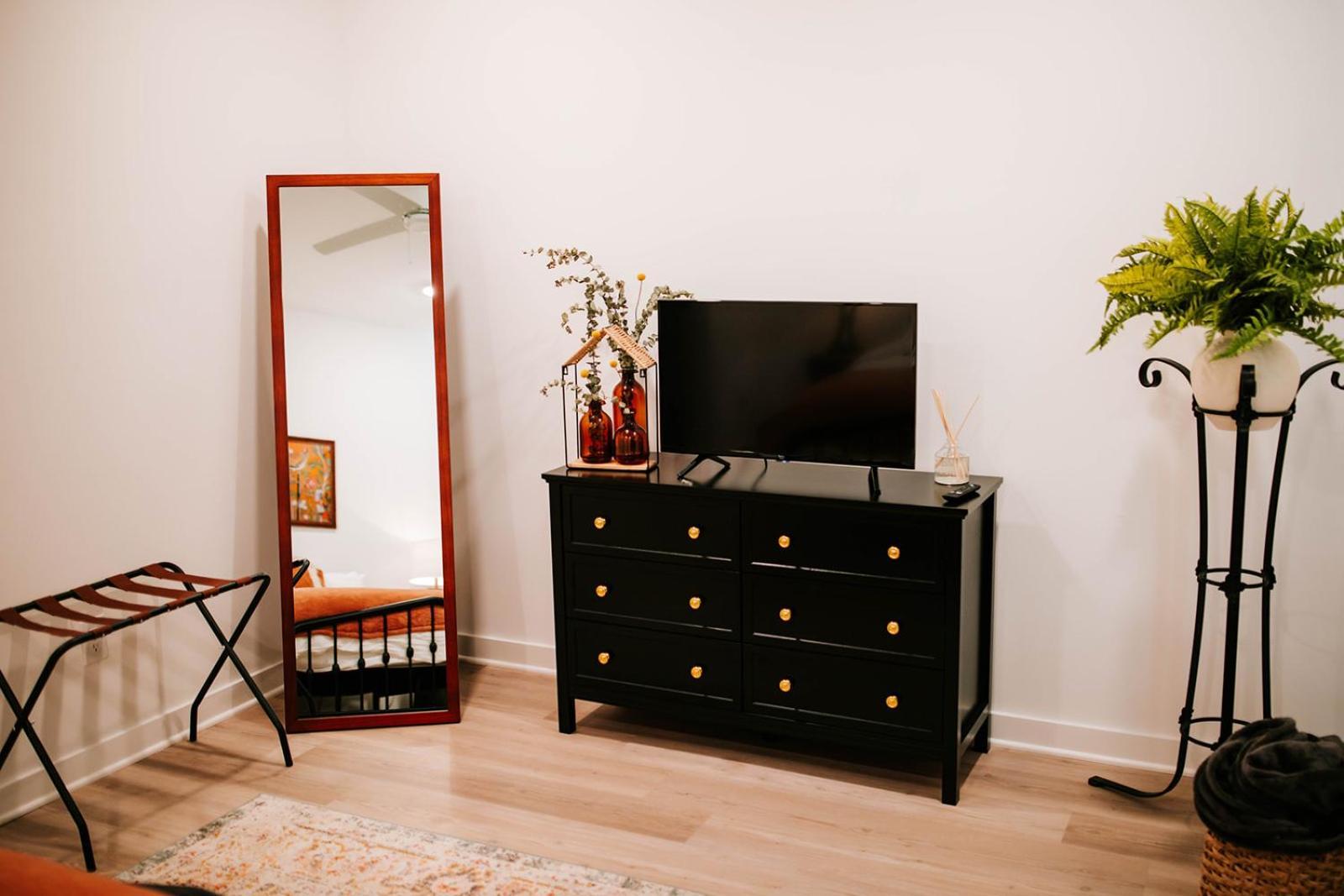 Apartment Artist Retreat - Near Downtown, Stadium, Campus *