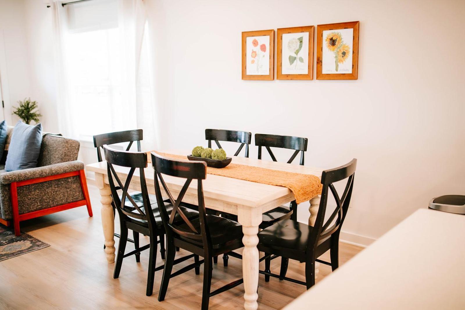 Artist Retreat - Near Downtown, Stadium, Campus Apartment