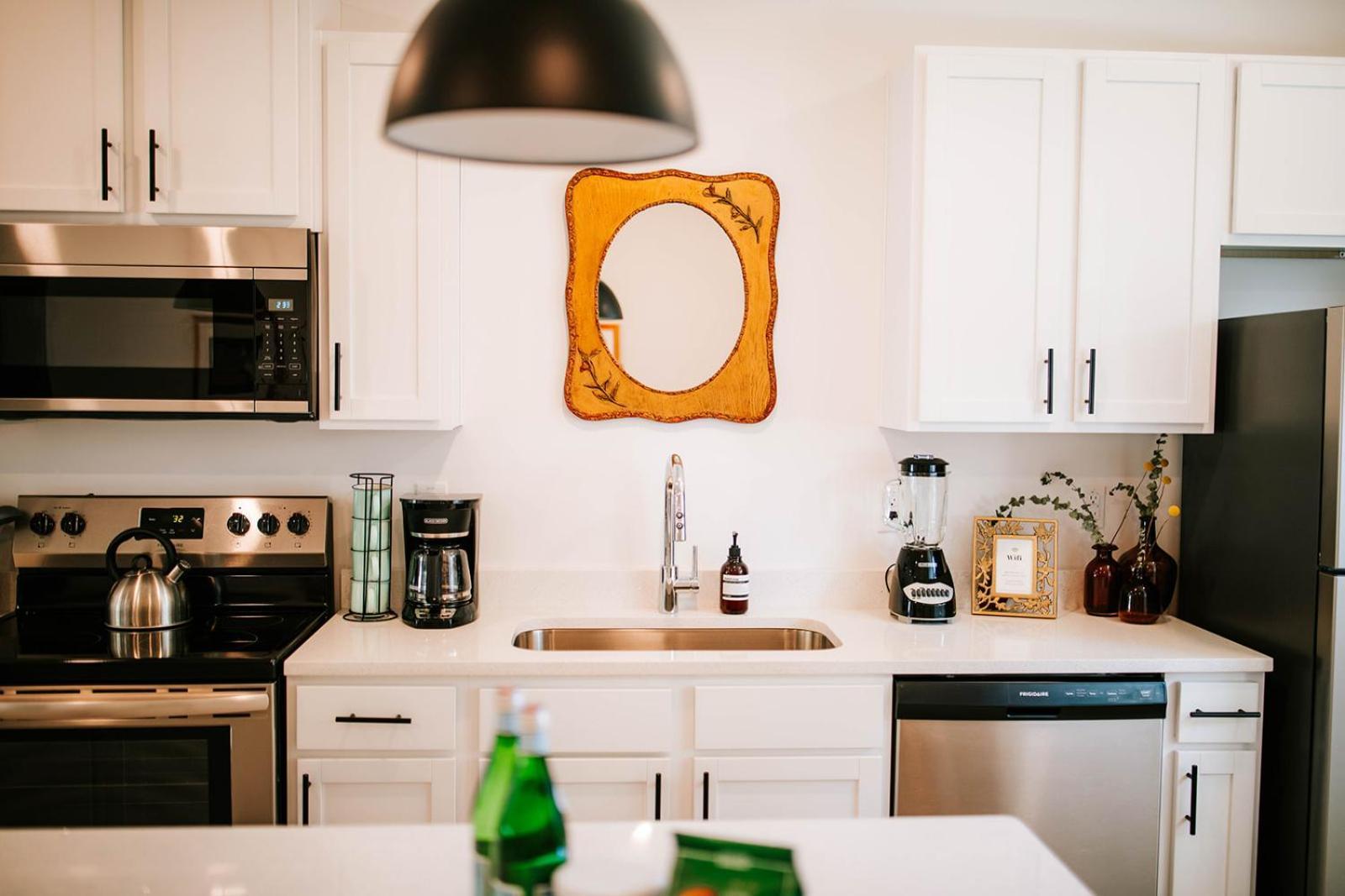 Apartment Artist Retreat - Near Downtown, Stadium, Campus *