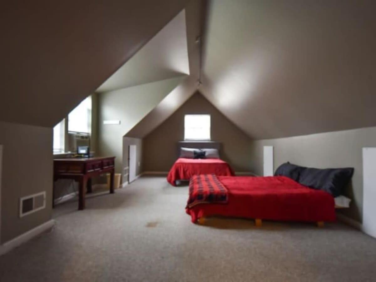 Holiday home The Glory Glory Doghouse Main House Huge Yard *