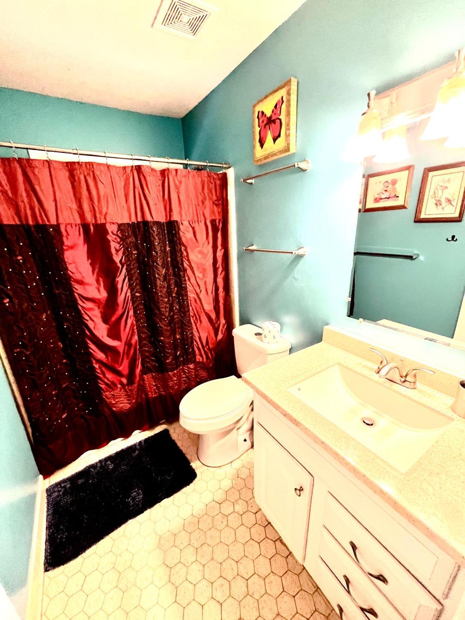 Family Friendly Downtown - Private Yard & Grill - Location, Location, Location! Apartment