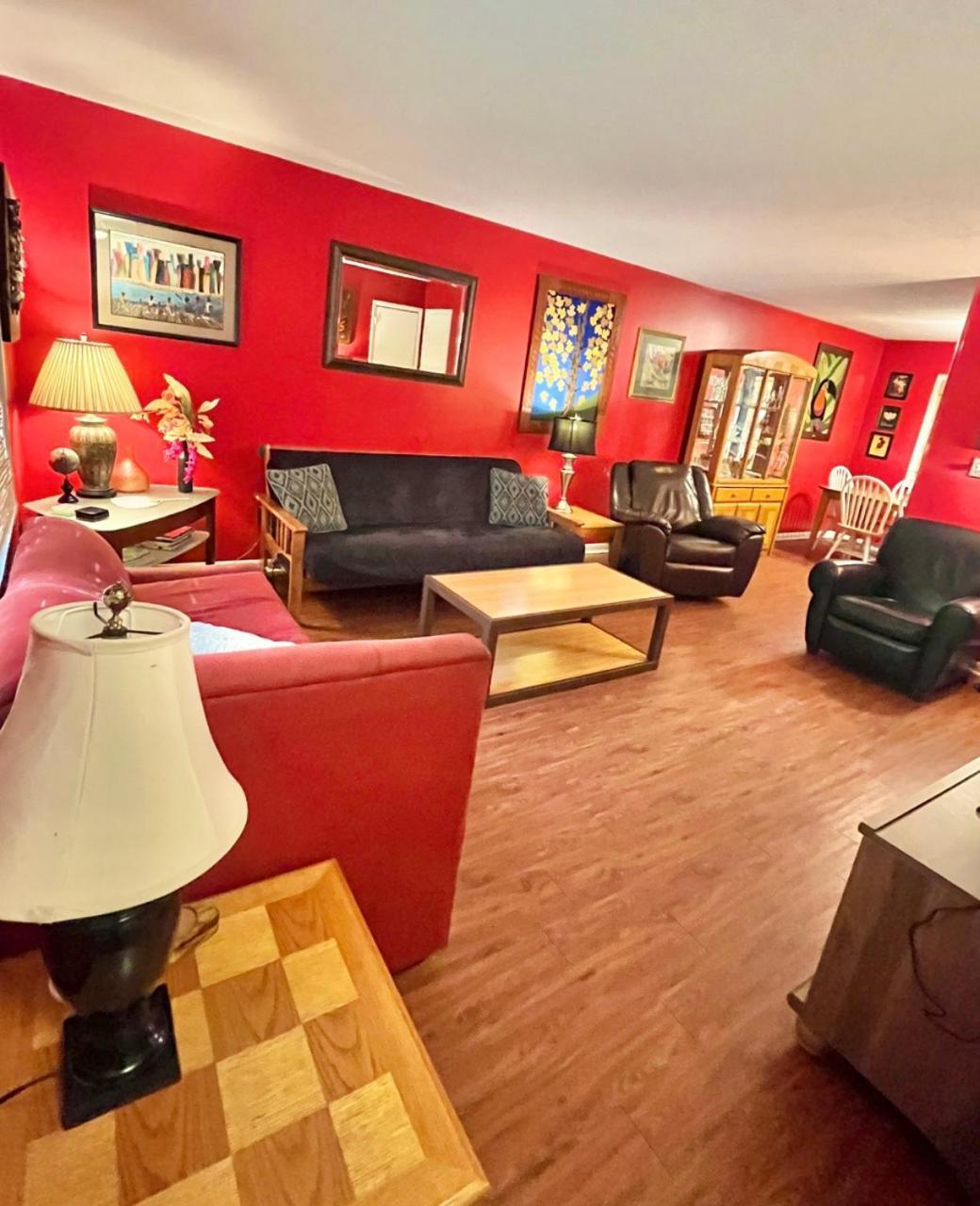 Family Friendly Downtown - Private Yard & Grill - Location, Location, Location!
