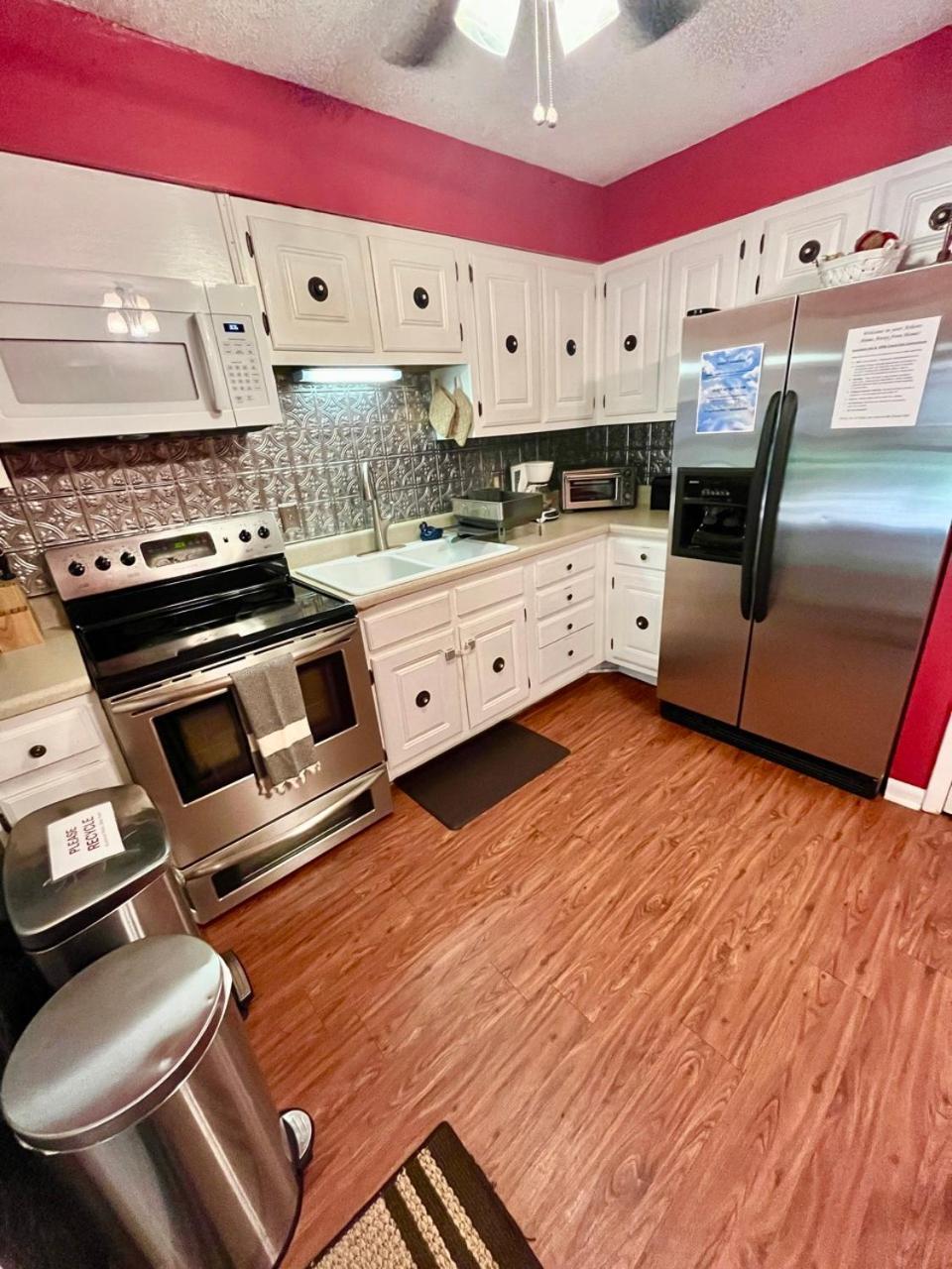 Apartment Family Friendly Downtown - Private Yard & Grill - Location, Location, Location! *