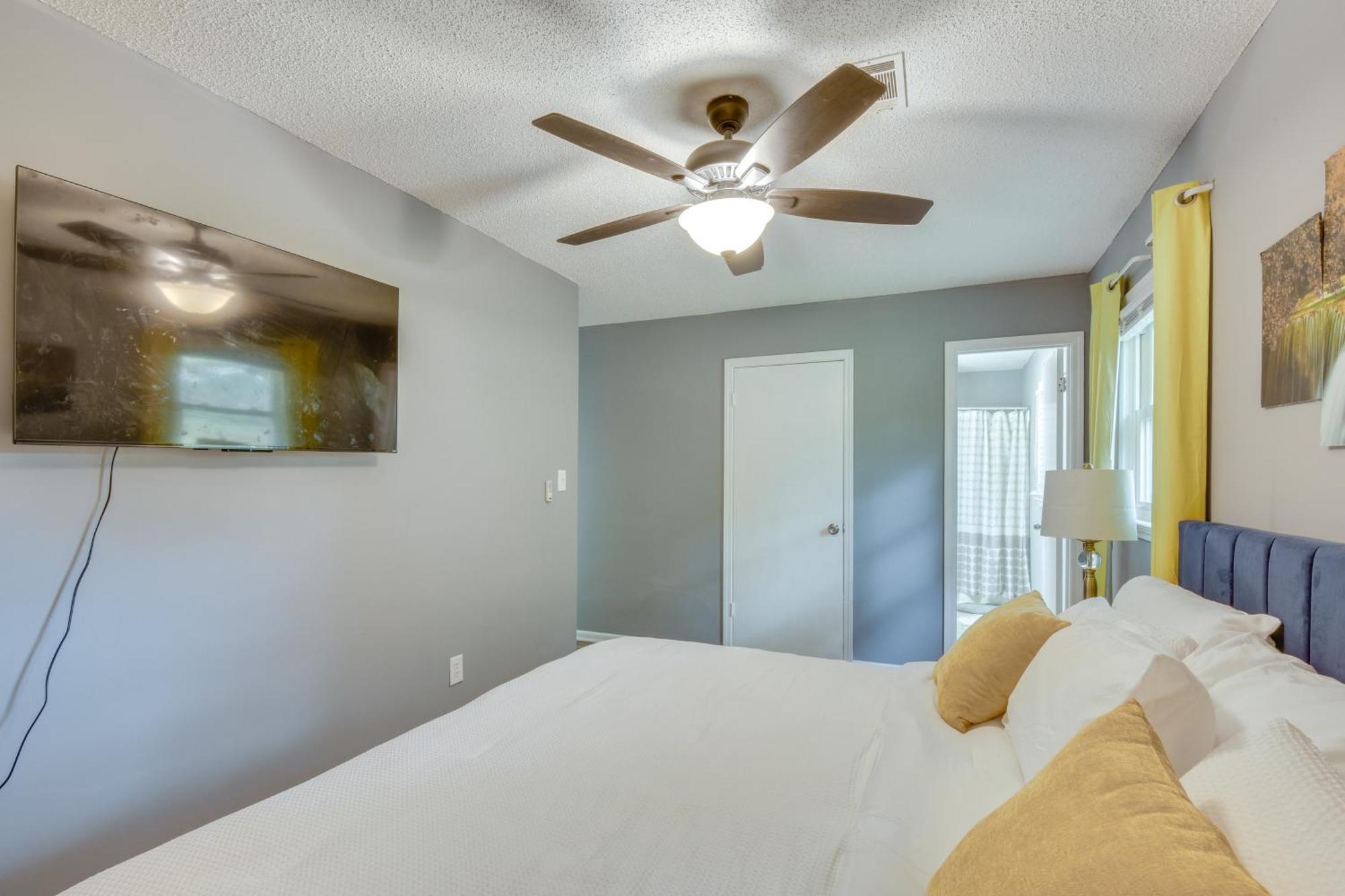 Holiday home With Deck - Near Sanford Stadium!