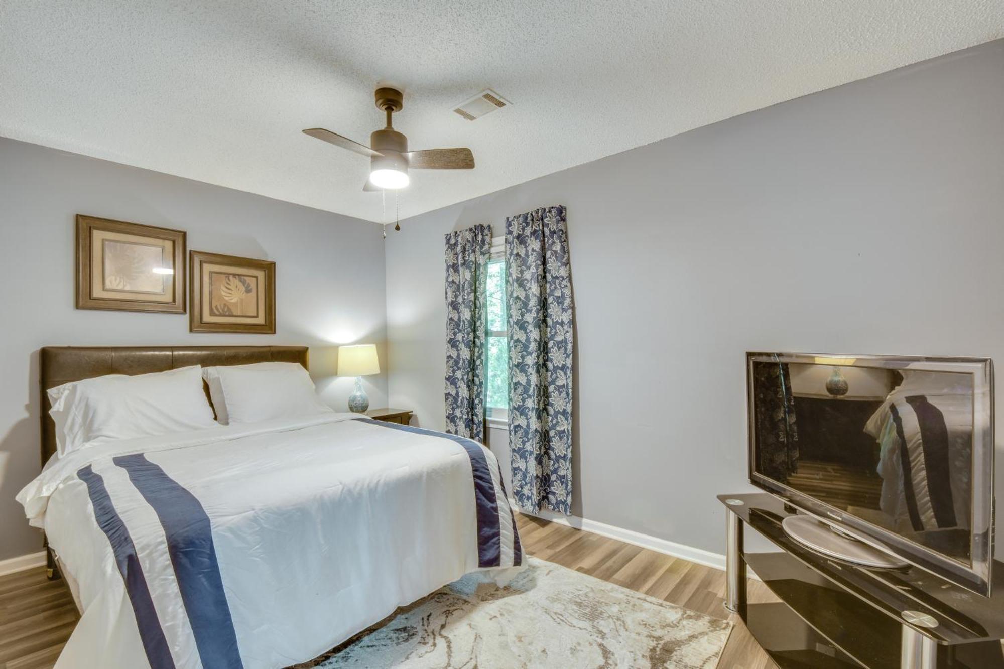 Holiday home With Deck - Near Sanford Stadium! *