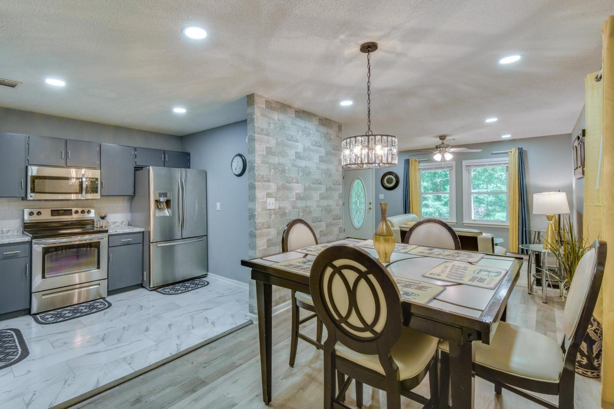 With Deck - Near Sanford Stadium! Holiday home