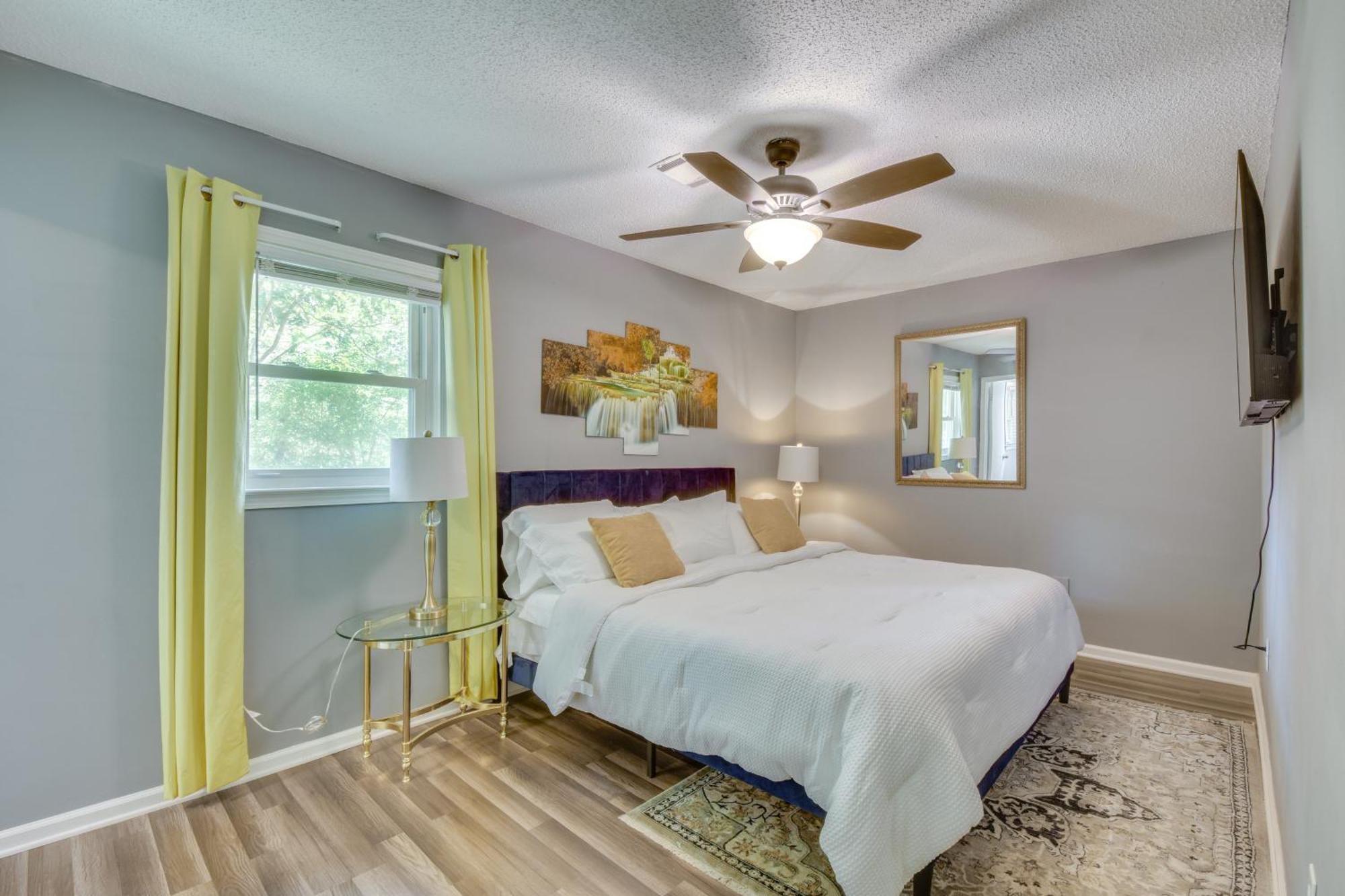 Holiday home With Deck - Near Sanford Stadium!