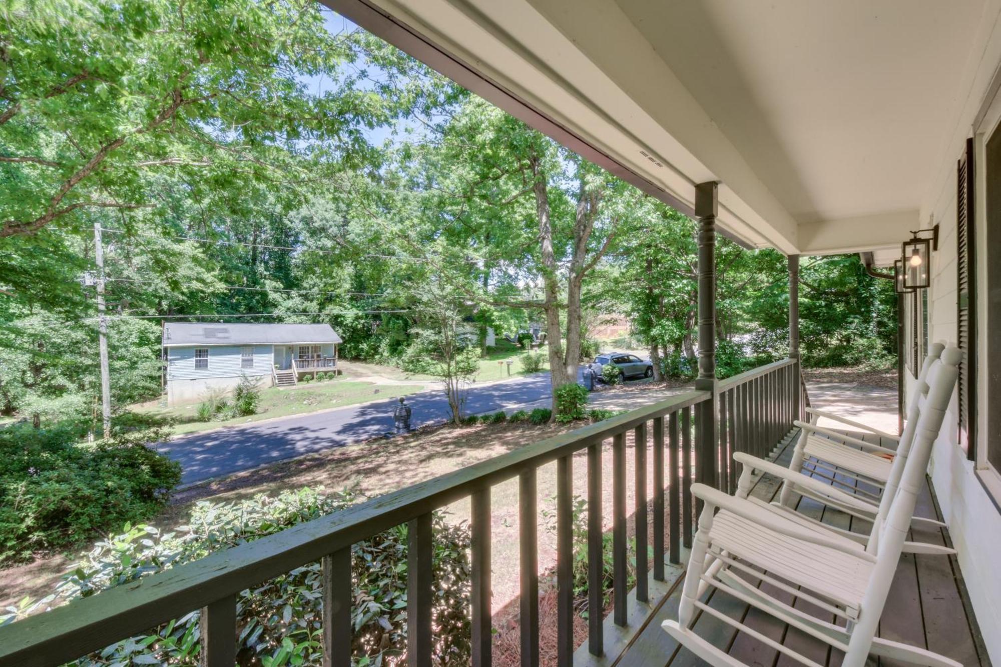Holiday home With Deck - Near Sanford Stadium!
