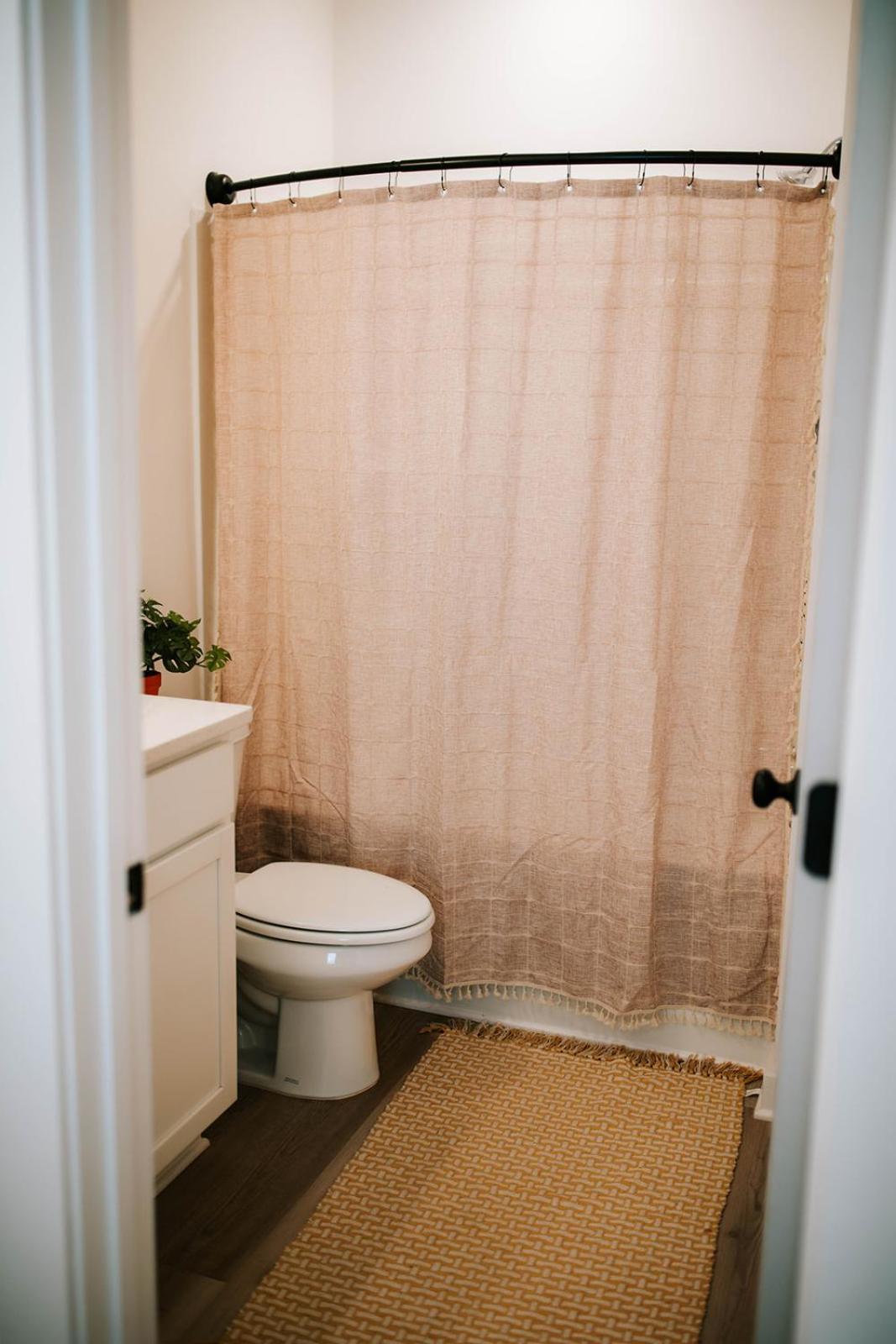 Apartment Artist Retreat - Near Downtown, Stadium, Campus