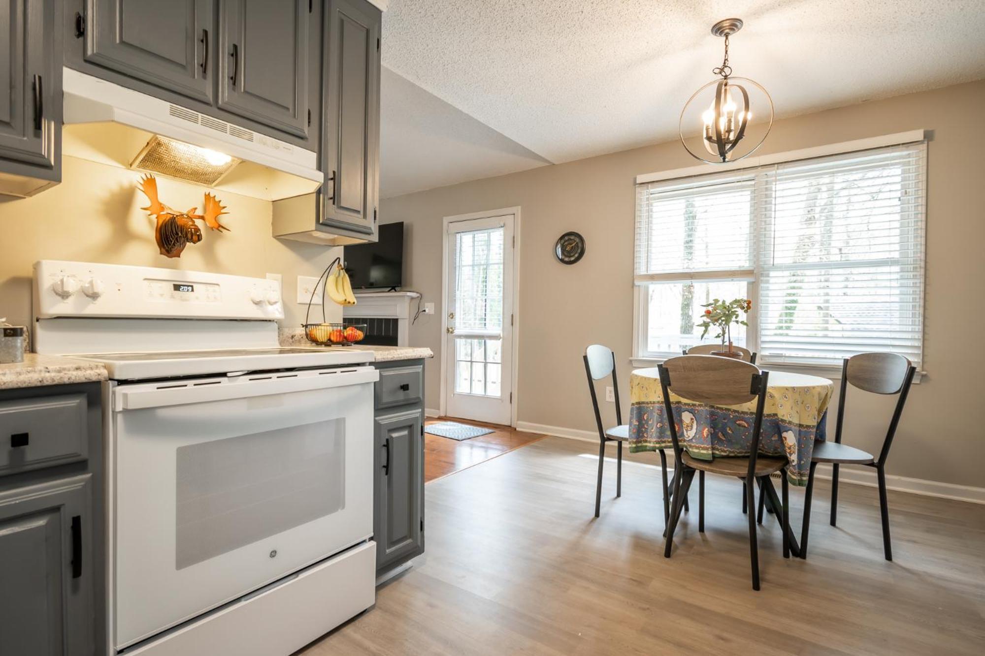 Oak Meadows Haven With Spacious Backyard *