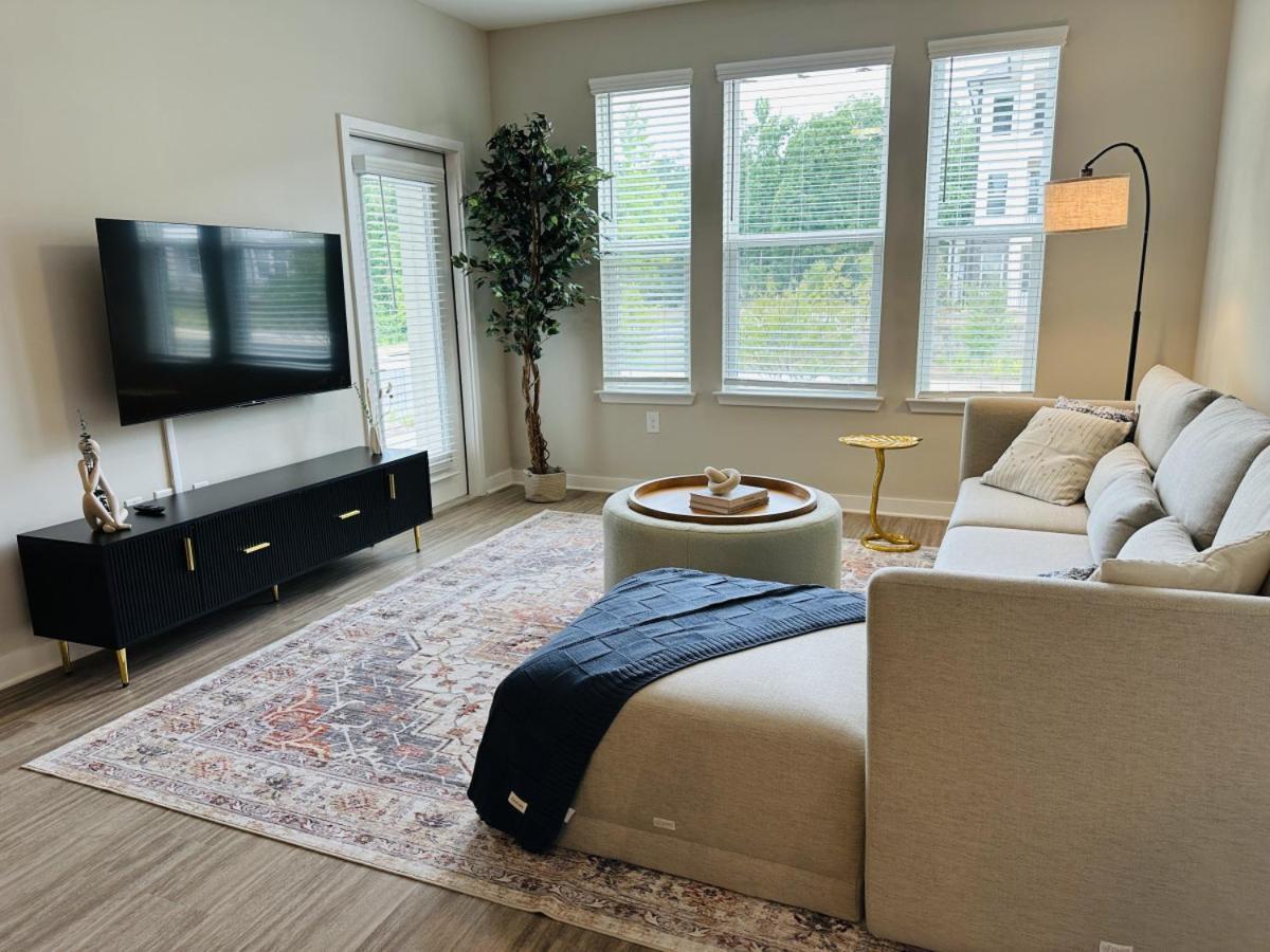 Serene, New Apt, Pool, Long * Athens