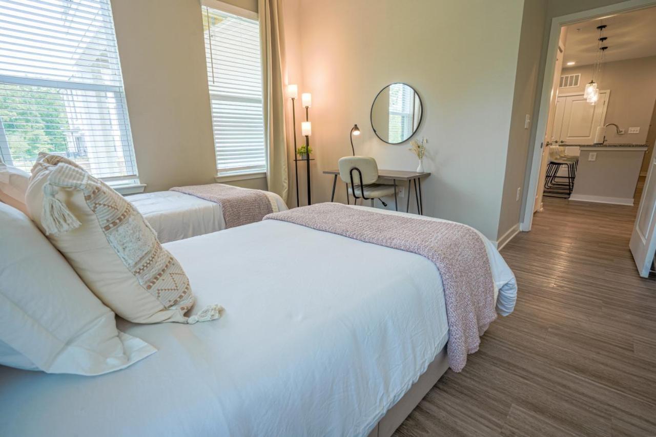 Serene, New Apt, Pool, Long Apartment *