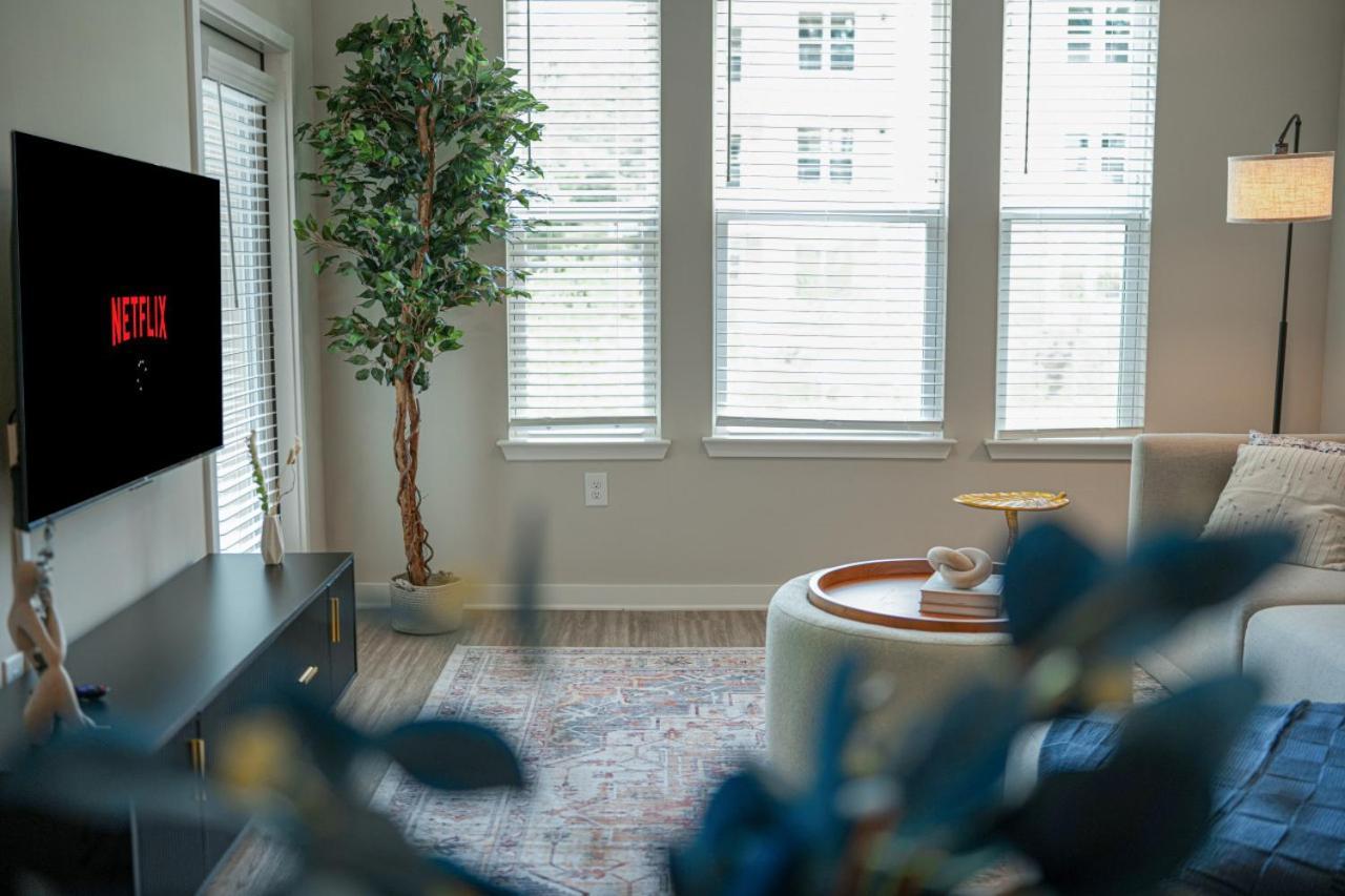 Serene, New Apt, Pool, Long Apartment *