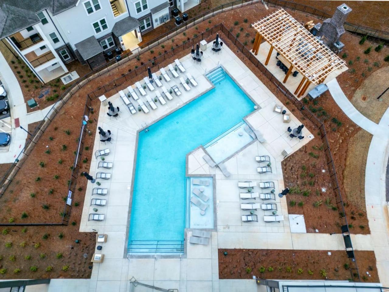 Serene, New Apt, Pool, Long Apartment