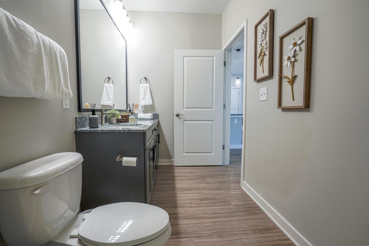Upscale, New Apt, Pool, Long *