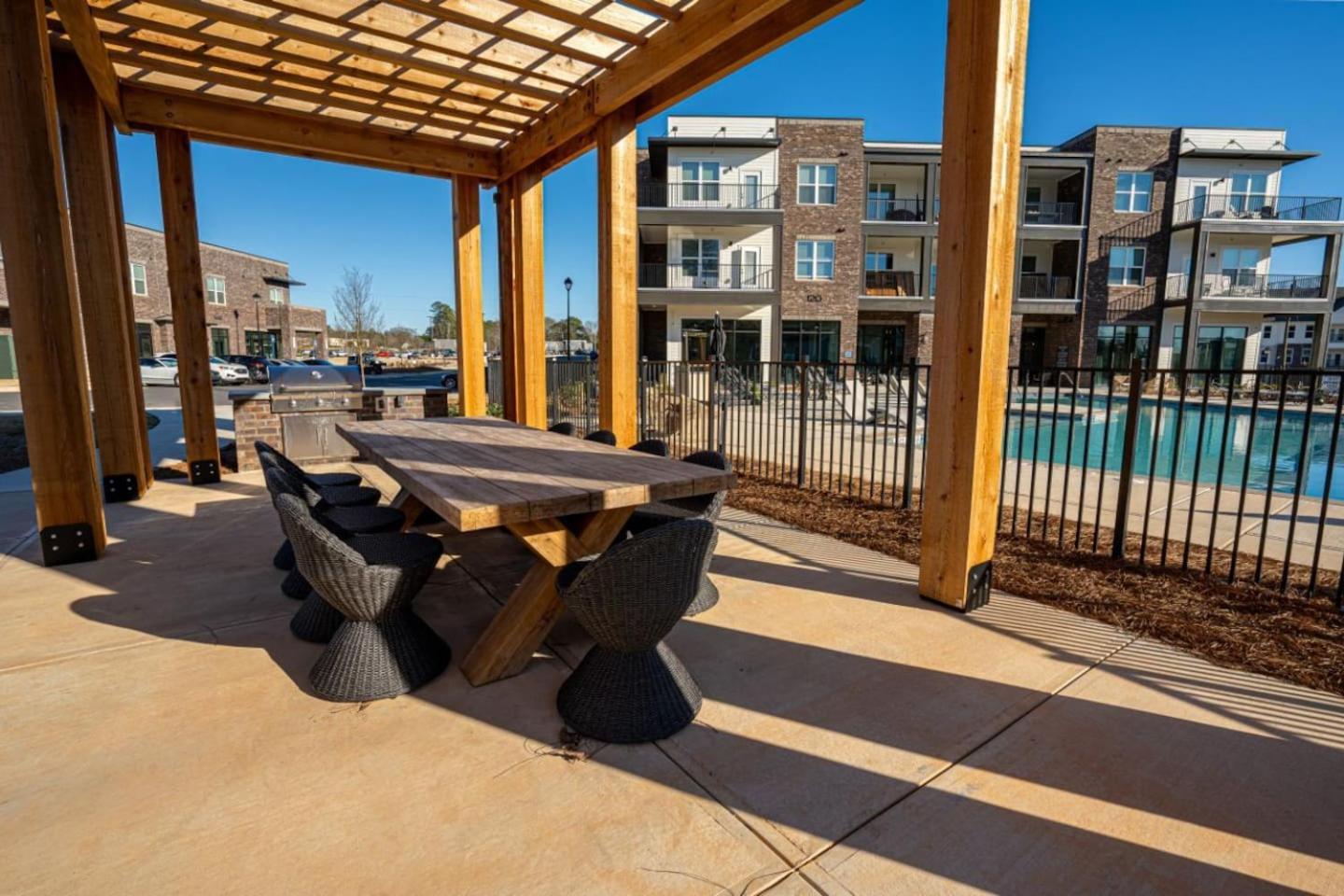 Serene, New Apt, Pool, Long Apartment