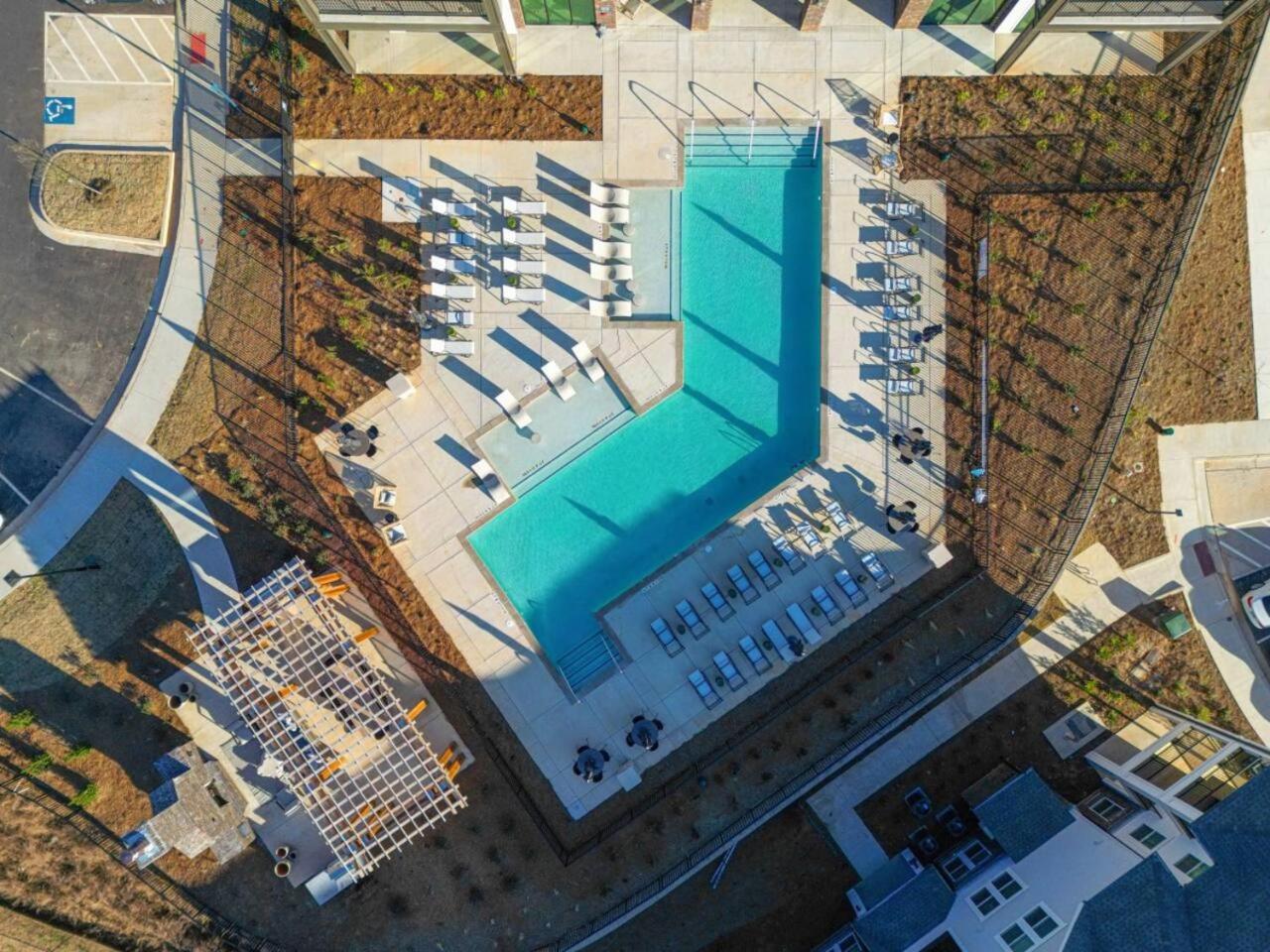 Serene, New Apt, Pool, Long Apartment