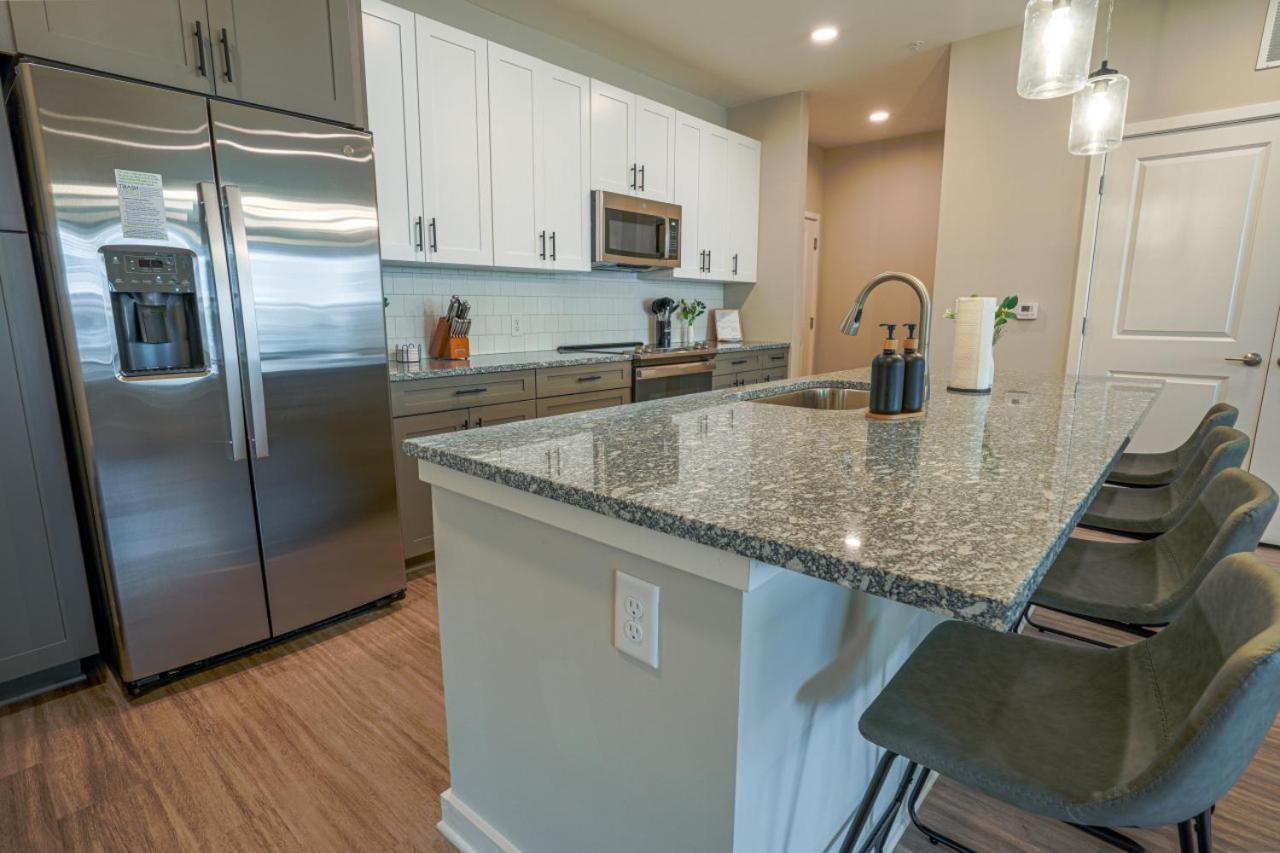 Upscale, New Apt, Pool, Long Athens