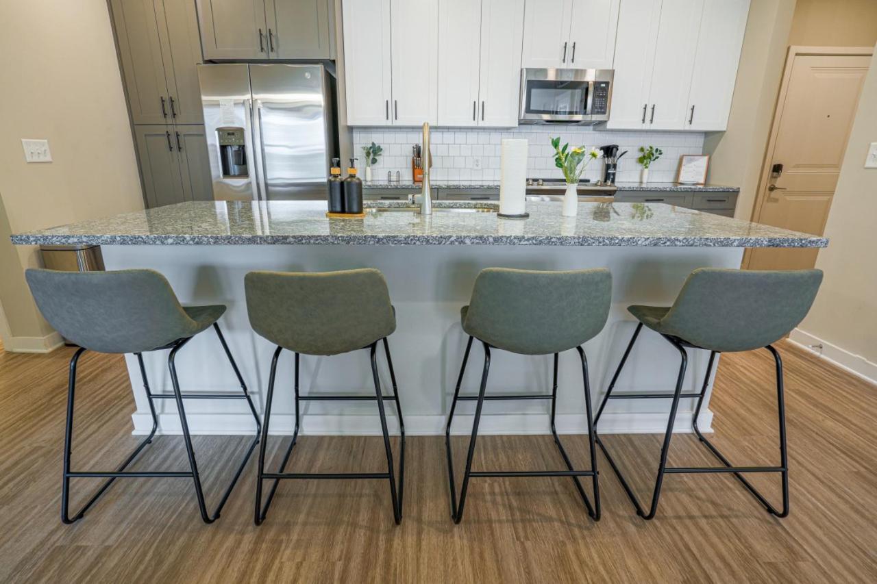 Upscale, New Apt, Pool, Long * Athens