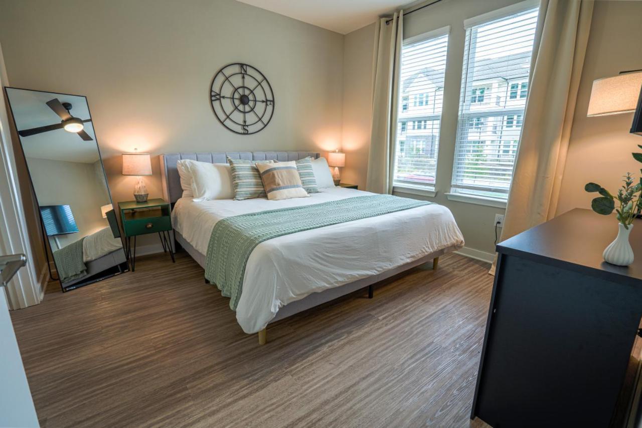 Upscale, New Apt, Pool, Long Apartment Athens
