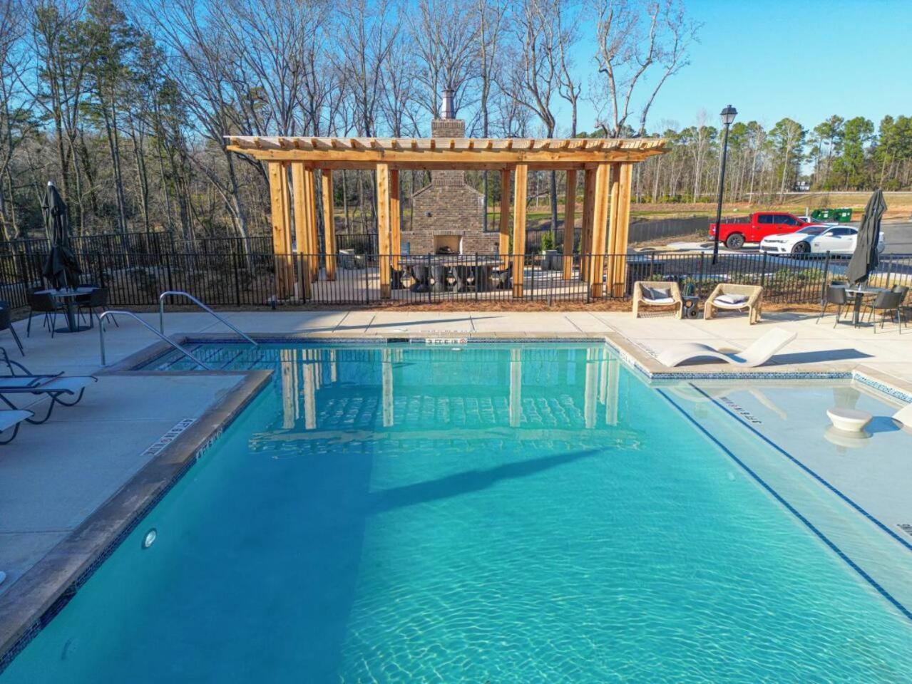 Upscale, New Apt, Pool, Long *