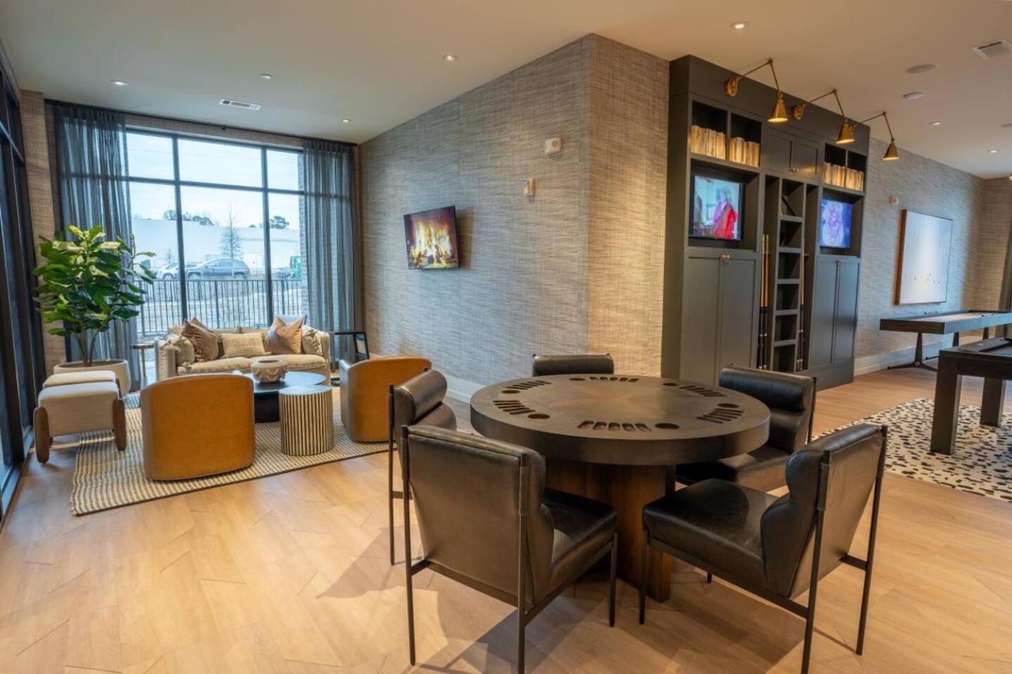 Upscale, New Apt, Pool, Long * Athens