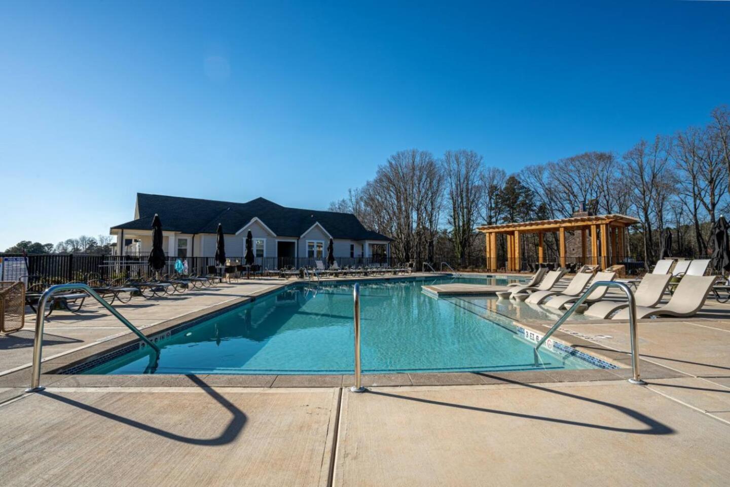Upscale, New Apt, Pool, Long *