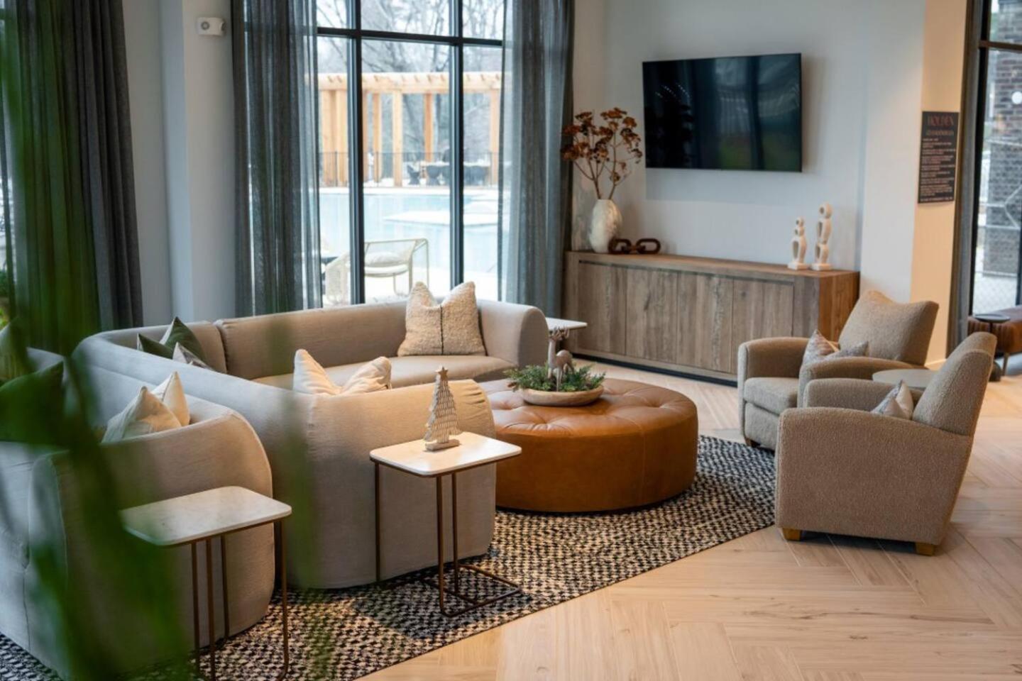 Upscale, New Apt, Pool, Long Apartment *