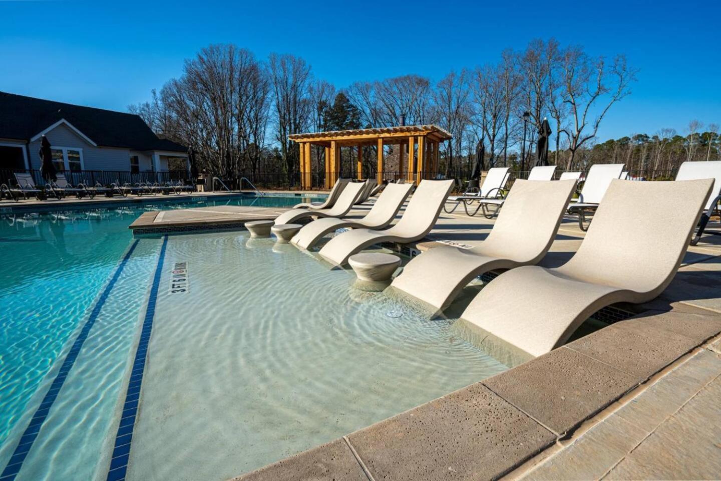 Upscale, New Apt, Pool, Long * Athens