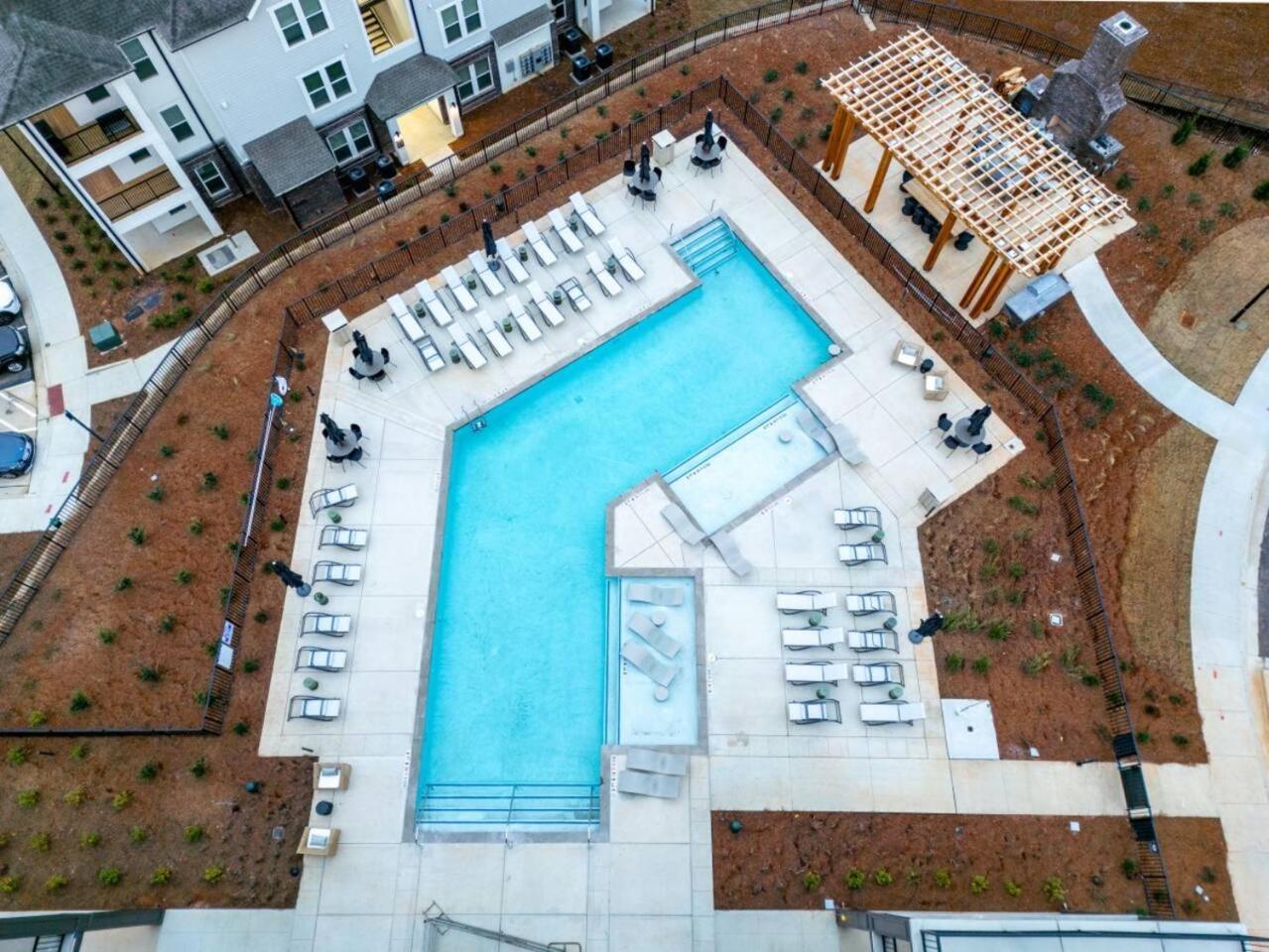 Upscale, New Apt, Pool, Long