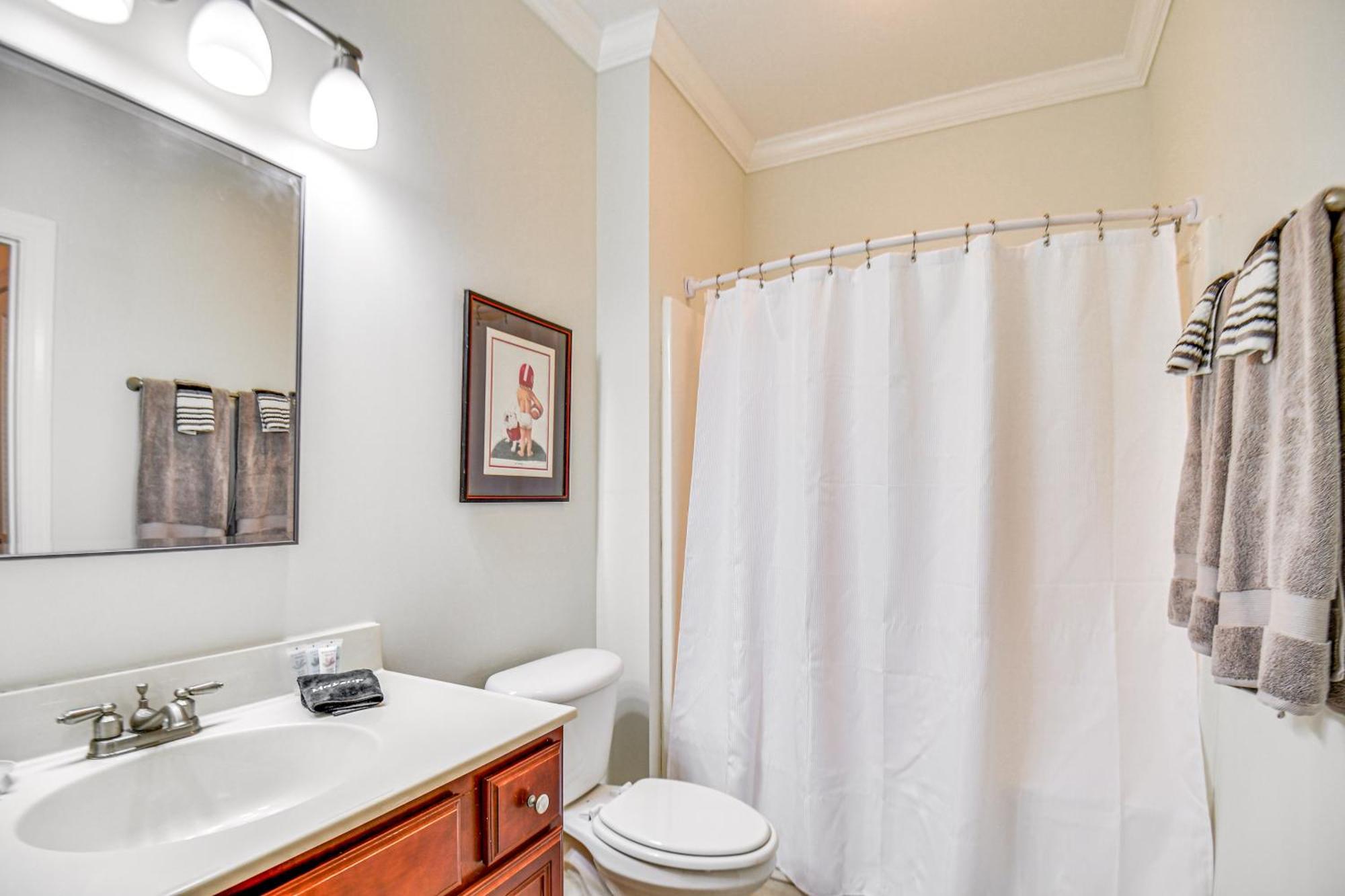 1 Mi To Uga Charming With Balconies! Apartment